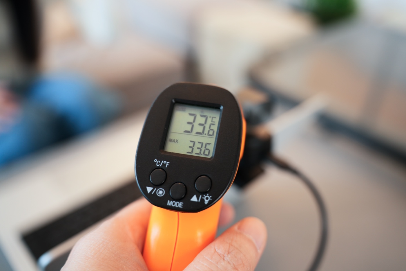 OBSBOT TINY 3を温度計で測る様子（表示は33.6℃）