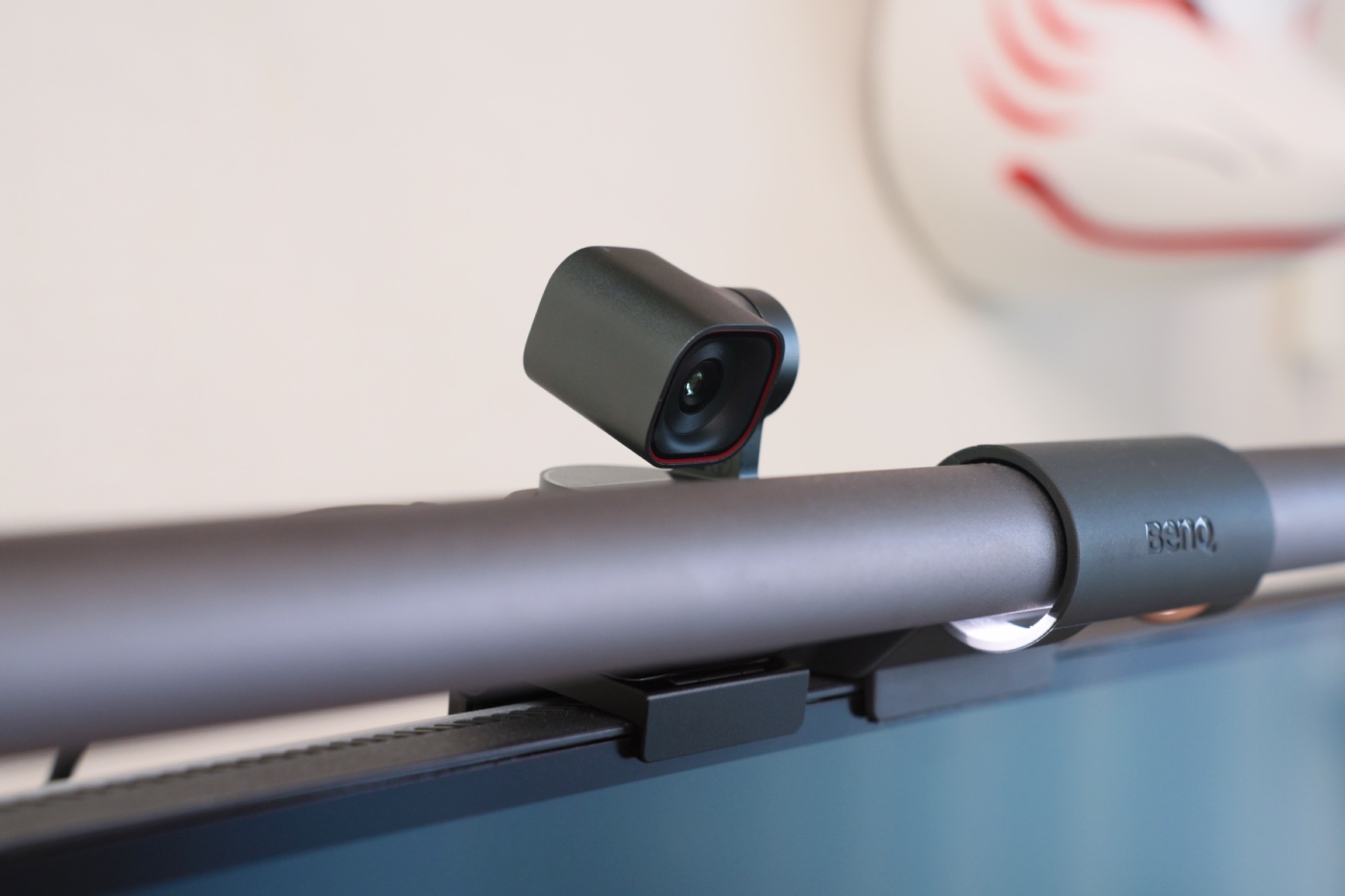 BenQ ScreenBar Haloに画角を塞がれるOBSBOT TINY 3