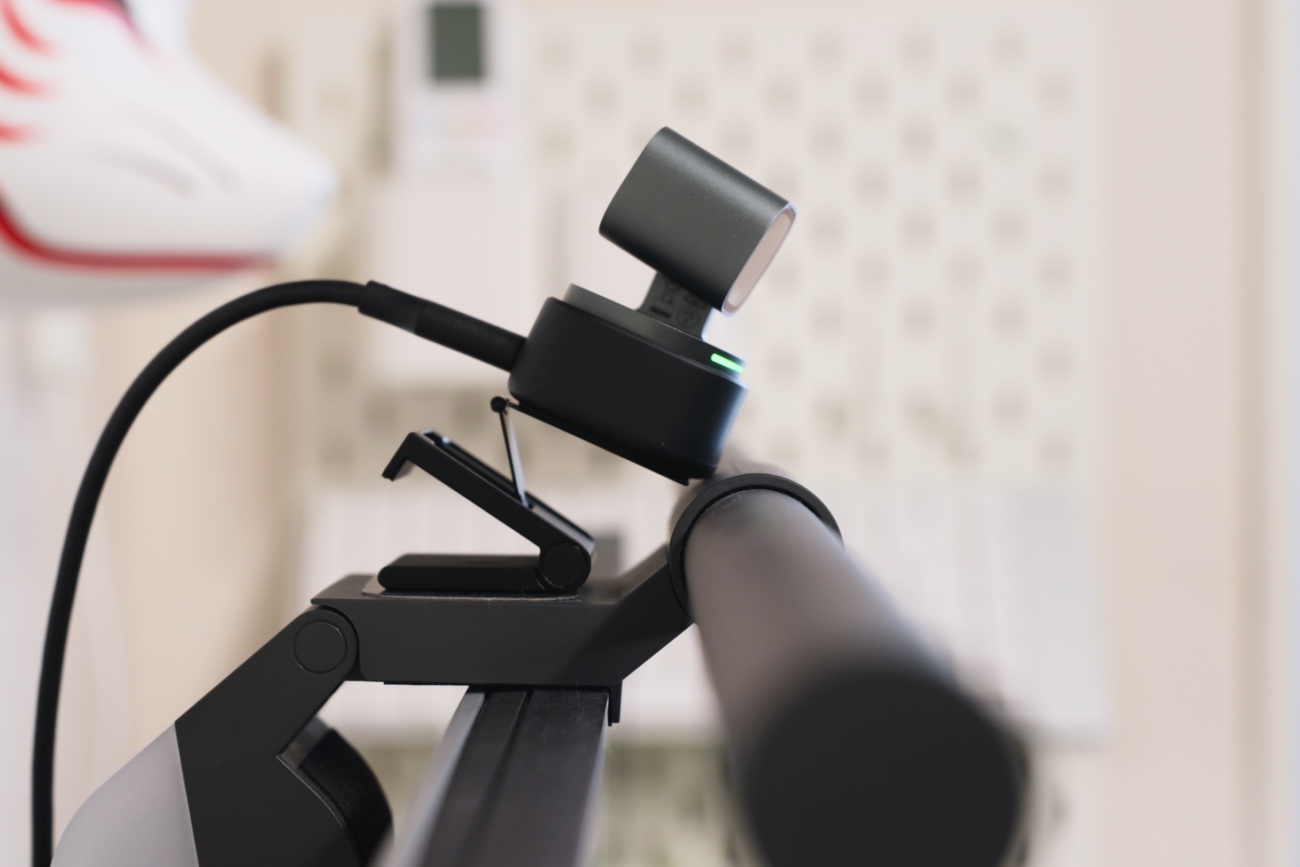 BenQ ScreenBar Haloの土台の上にマウントしたOBSBOT TINY 3