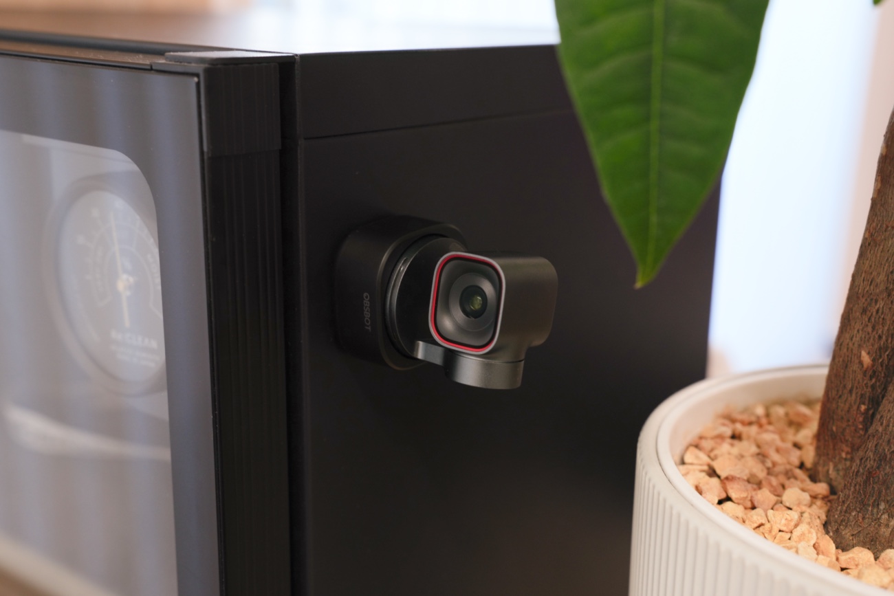 金属板にマグネットで張り付くOBSBOT TINY 3