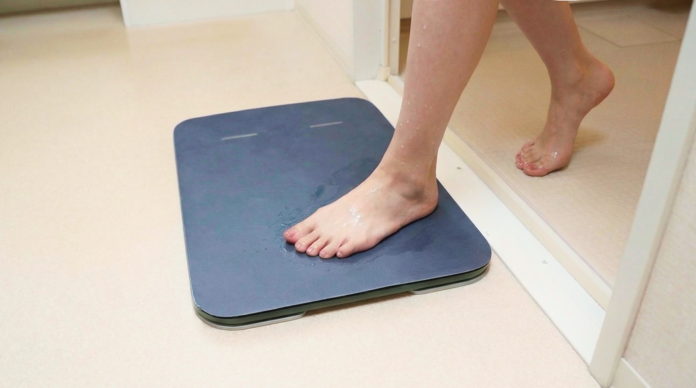 お風呂上がりにSmart Bath Matに乗る女性の足