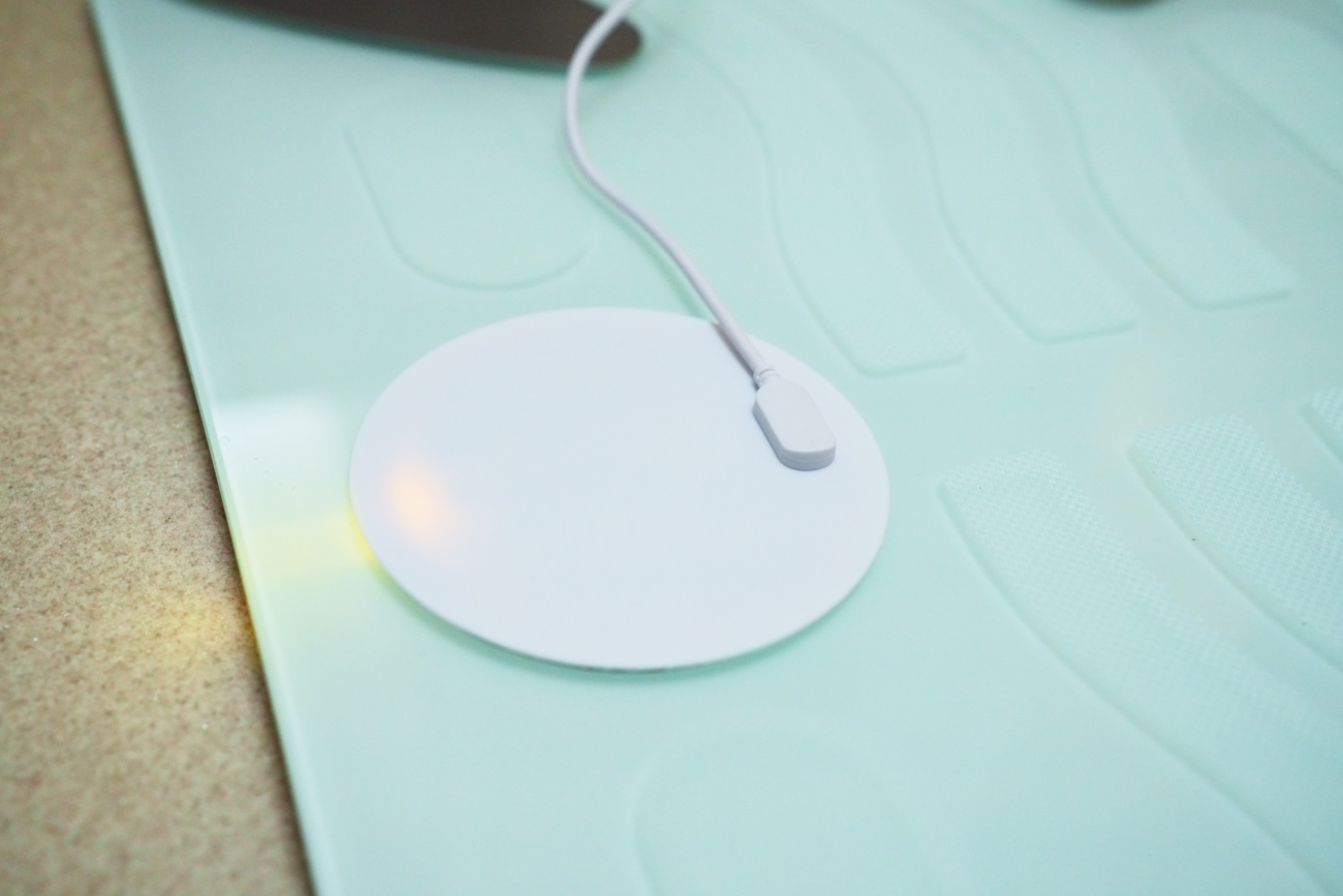 Smart Bath Matの表面にある端子で充電する様子