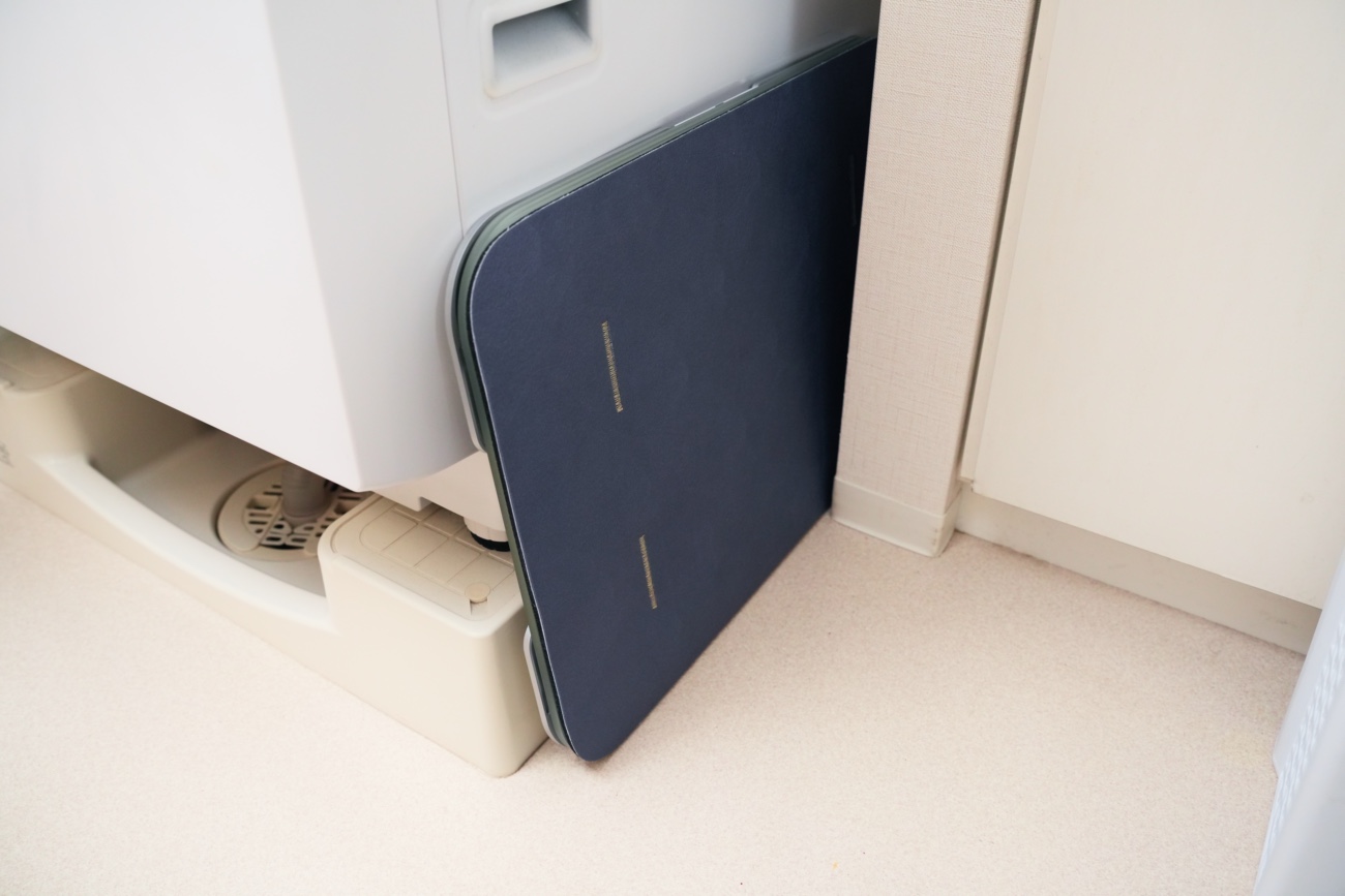洗濯機の横の隙見に立てかけたSmart Bath Mat