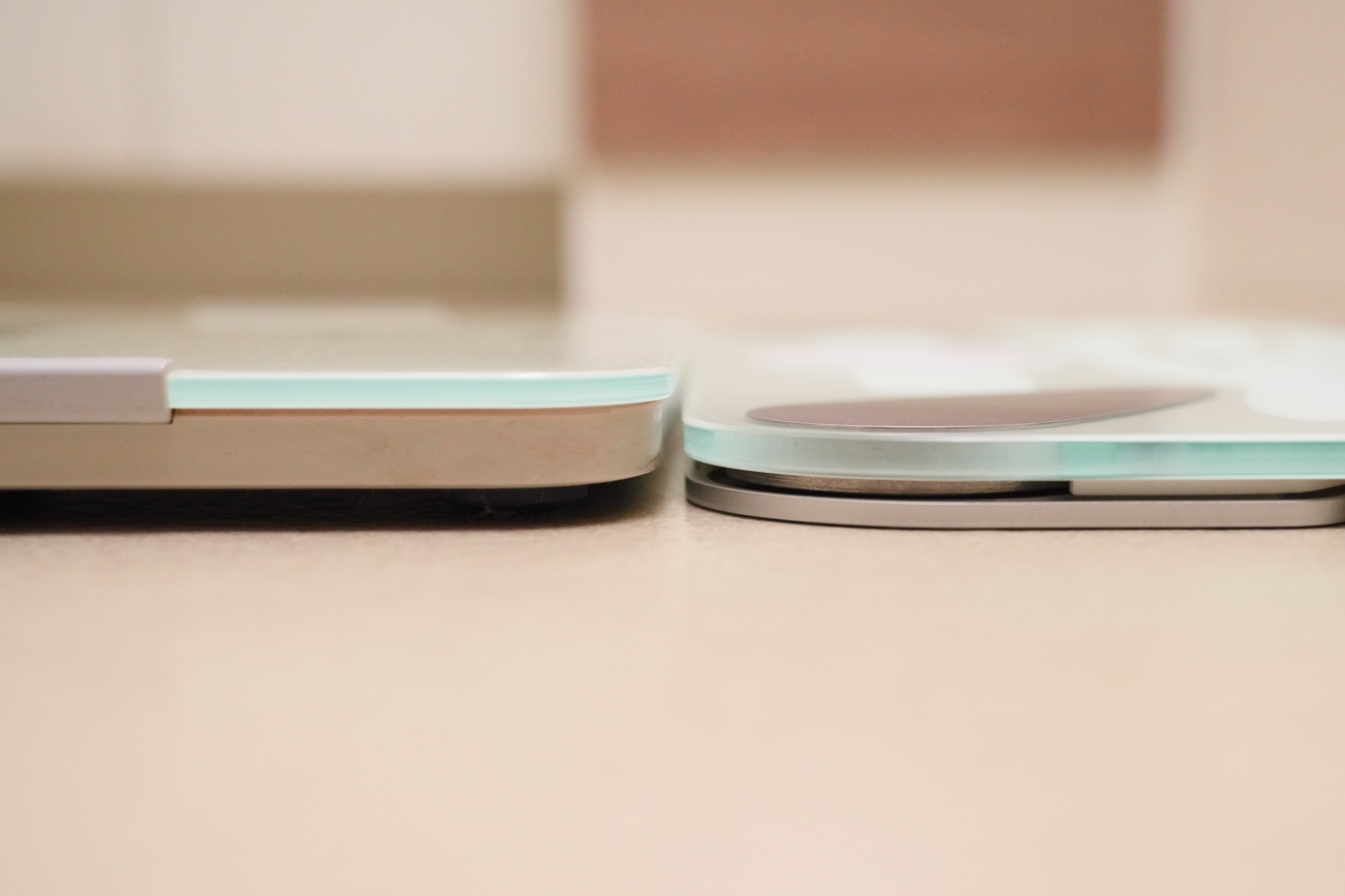 Smart Bath Matと他社体組成計との厚さ比較