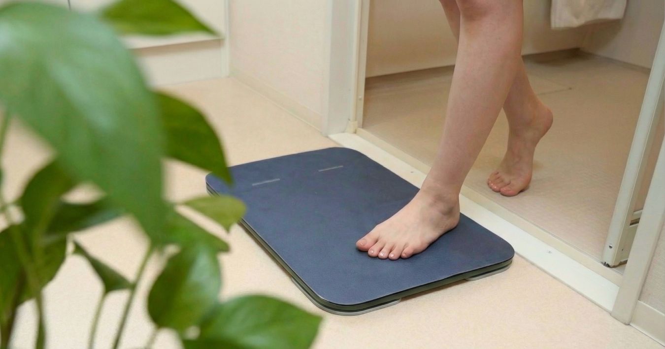 浴室から出る女性と、Smart Bath Mat