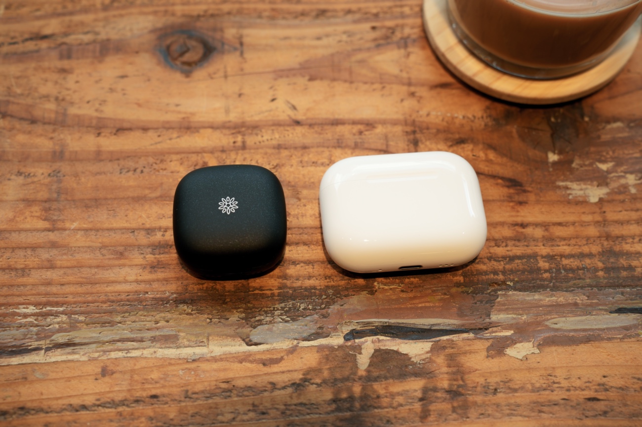 横に並べたSmart Recovery Ringと、AirPods Proの充電ケース
