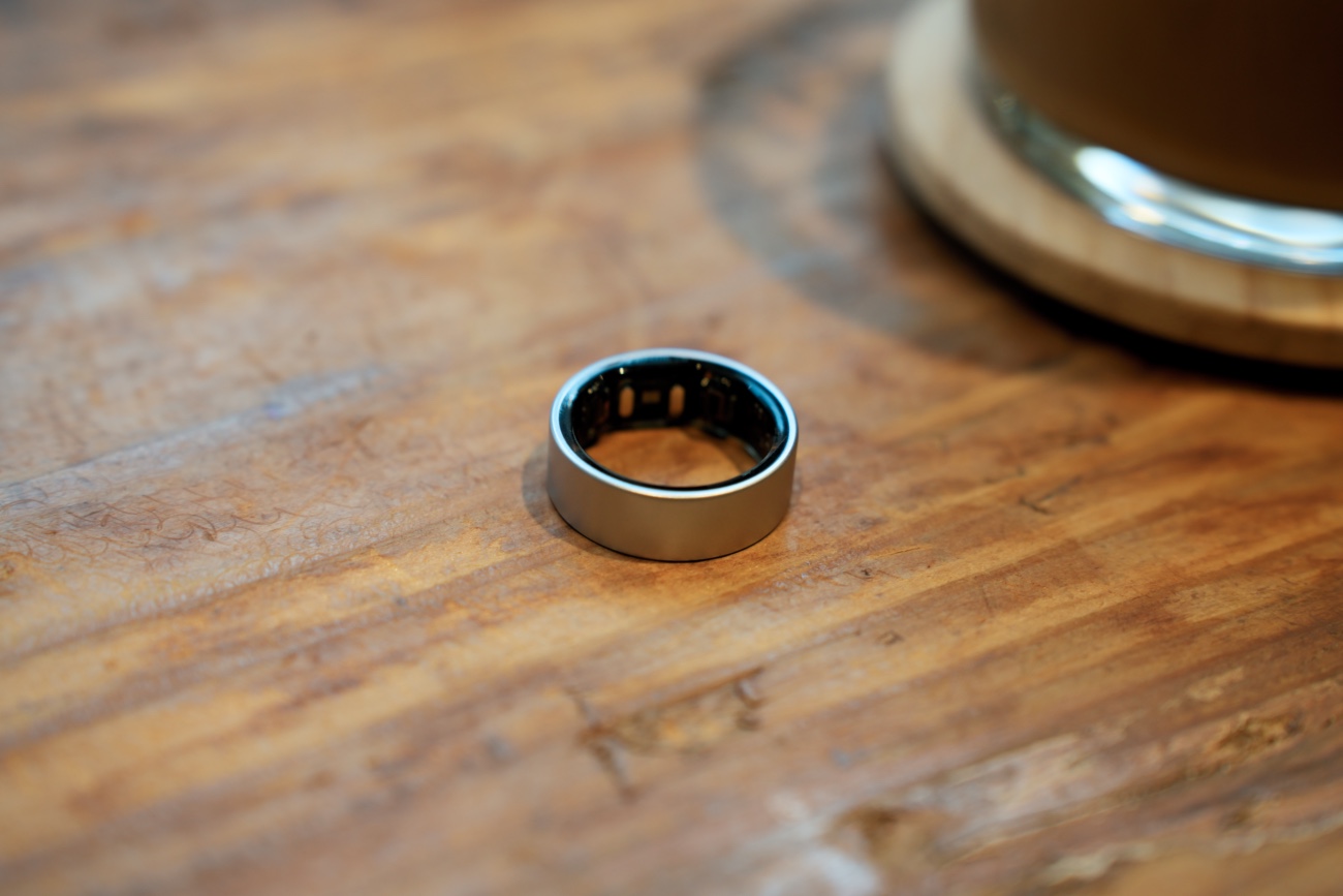 テーブルに置いたSmart Recovery Ring