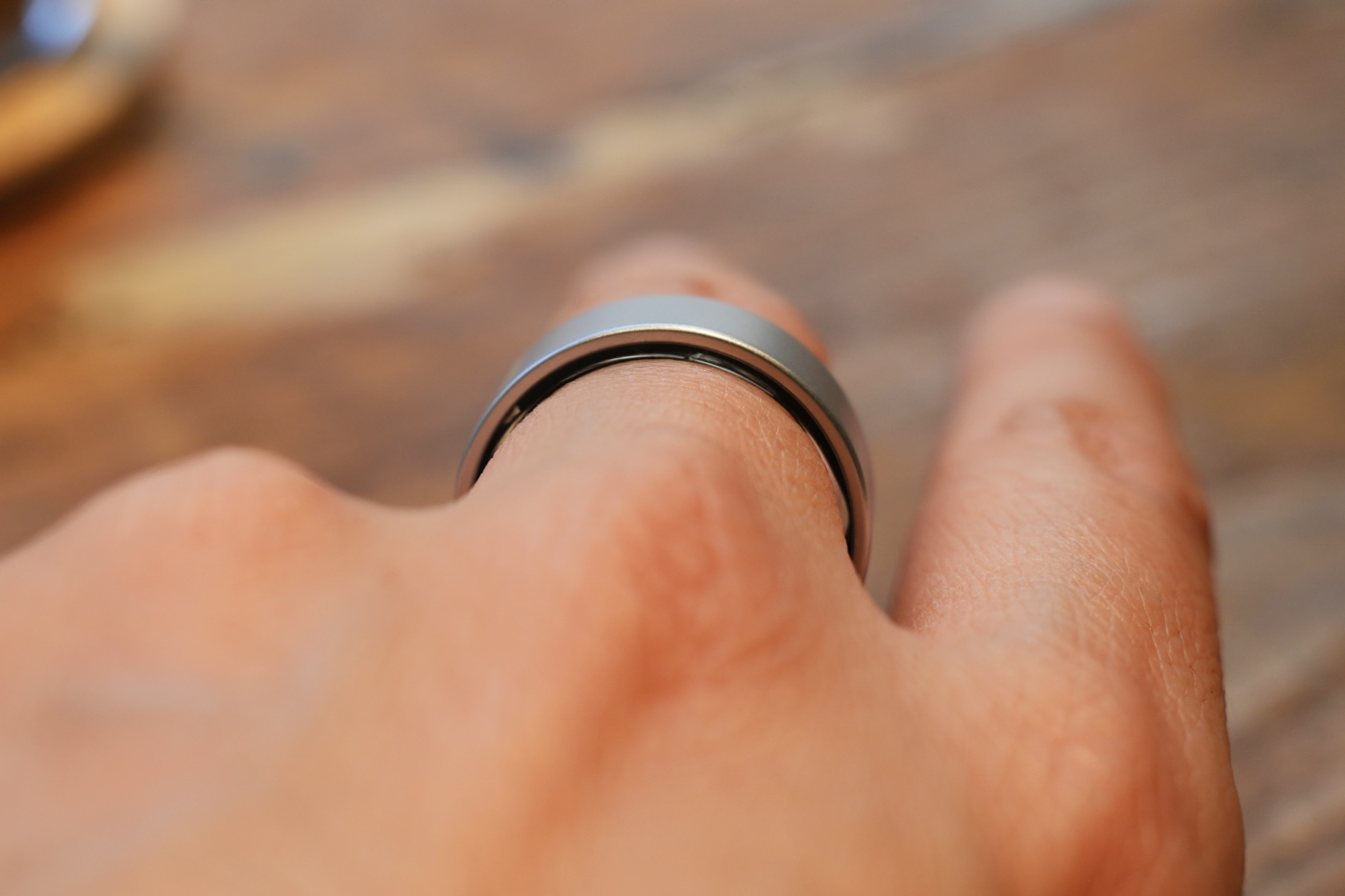指に装着したSmart Recovery Ringの薄さ