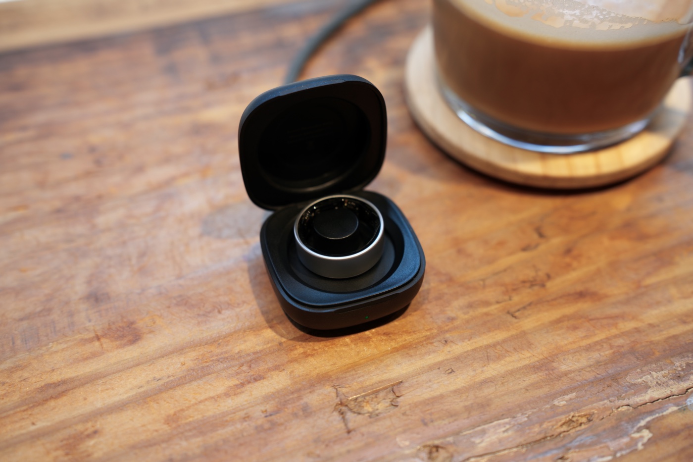 Smart Recovery Ringを専用ケースで充電する様子