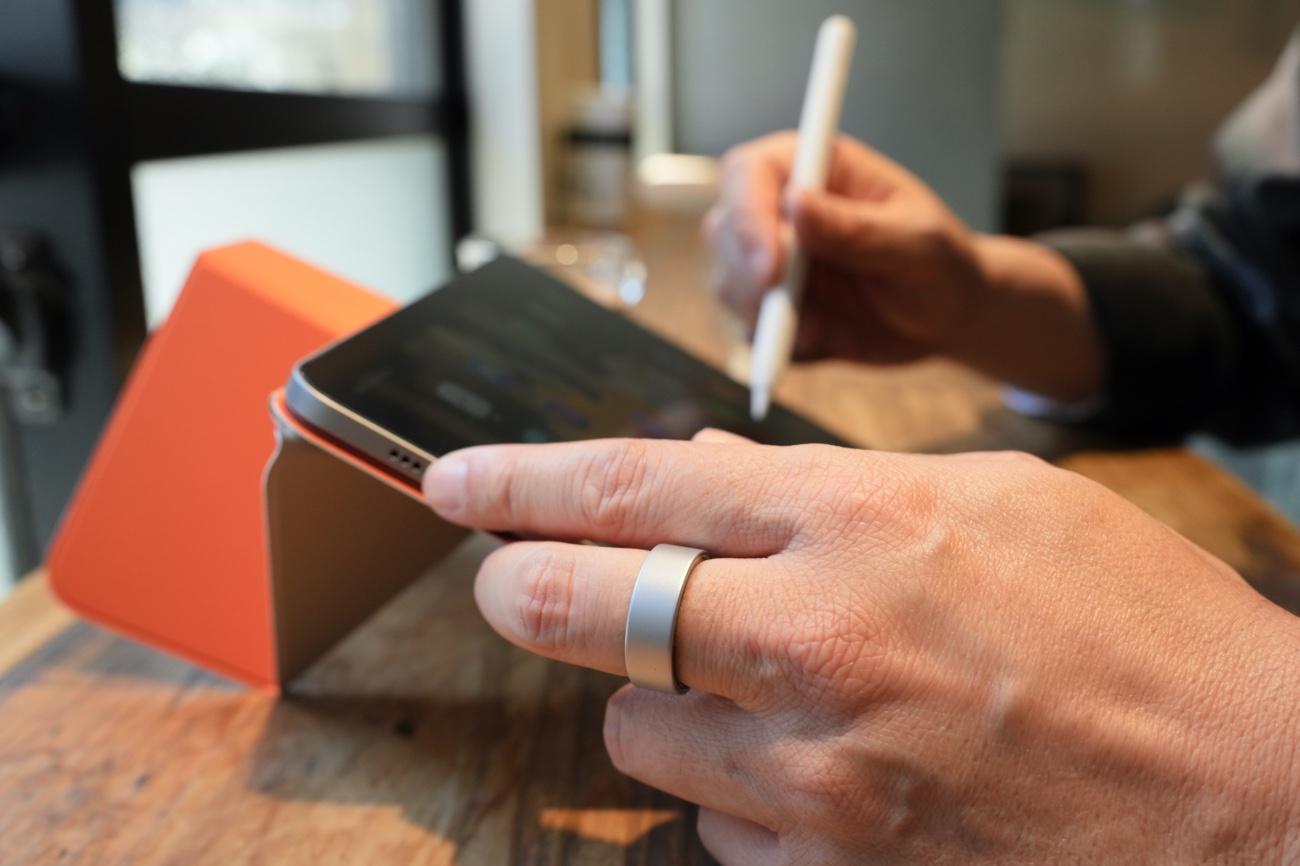 Smart Recovery Ringを装着しながら、iPadで作業をする様子