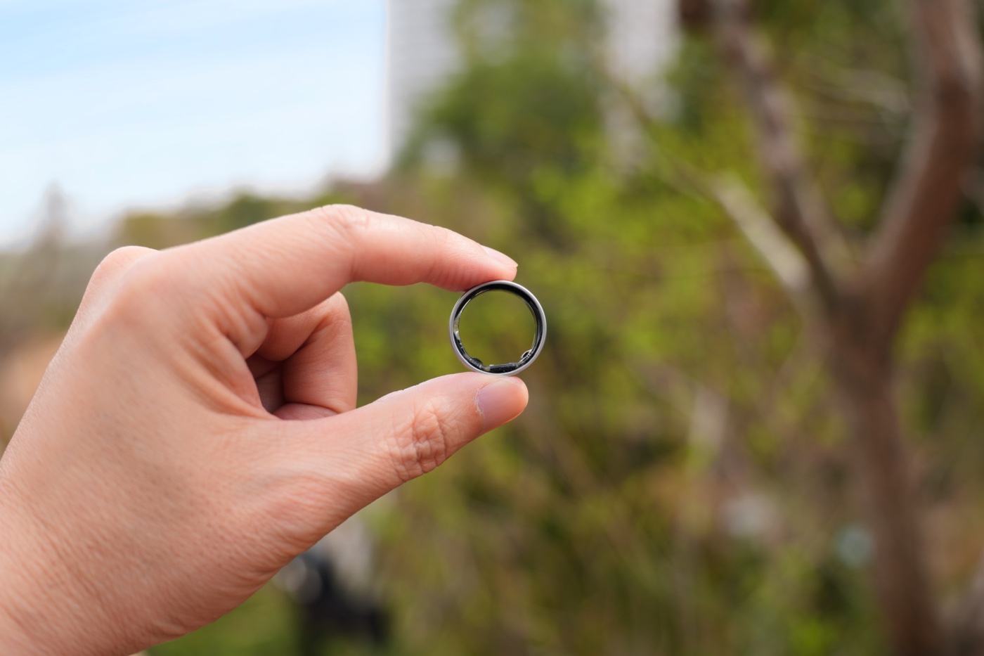 指で摘んだSmart Recovery Ring