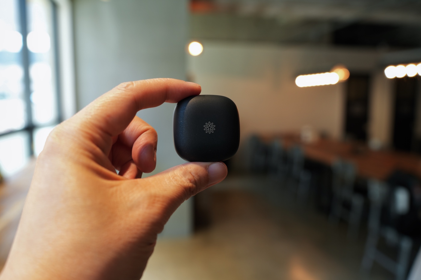 指で摘んだSmart Recovery Ring専用充電ケース