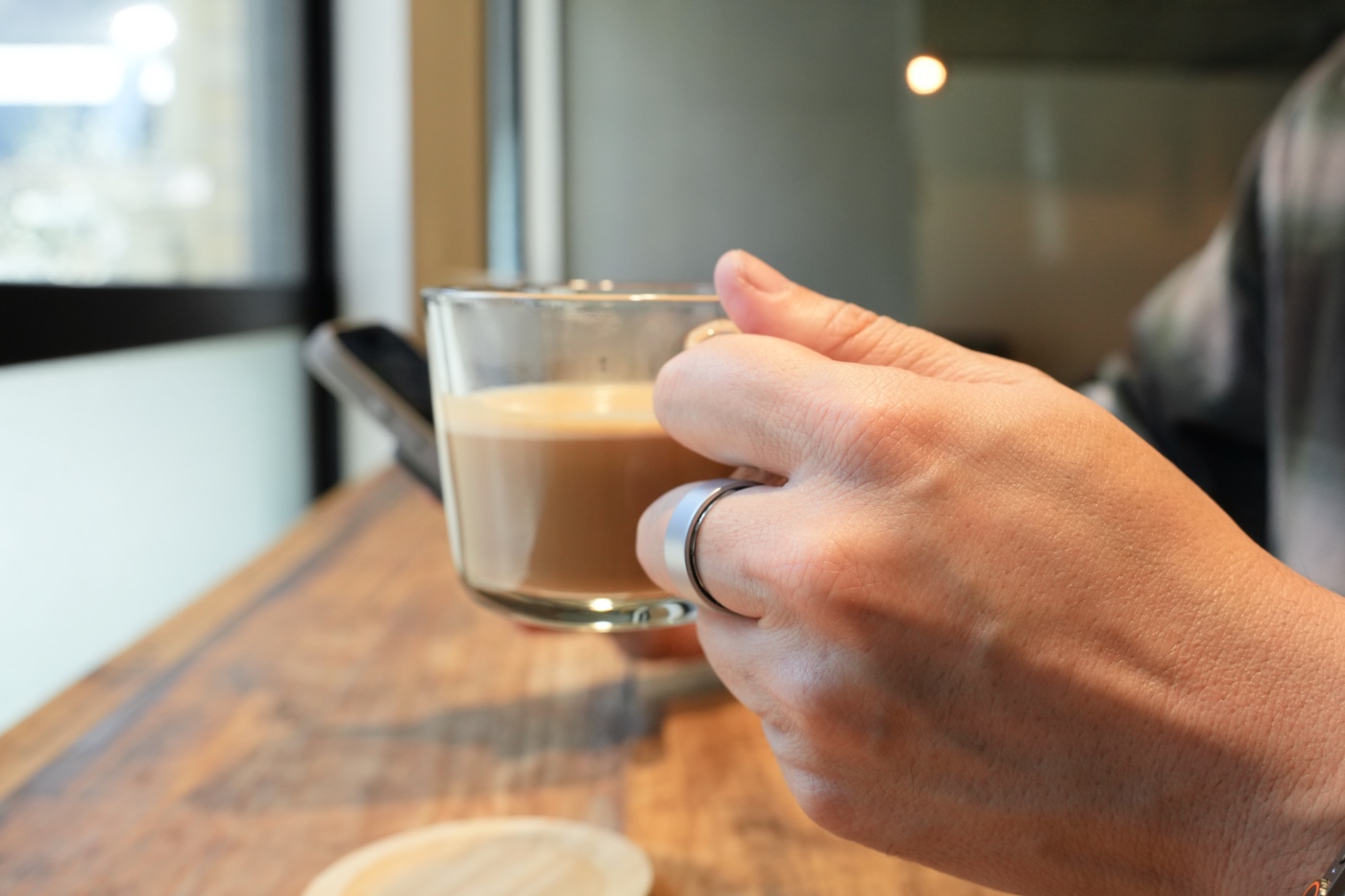 中指に装着したSmart Recovery Ring