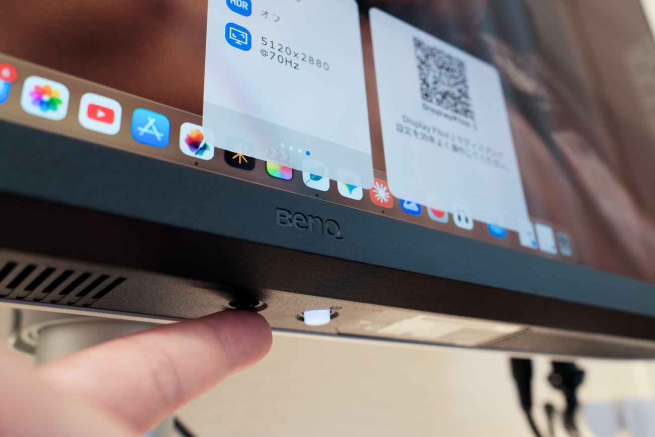 BenQ MA270Sの5ウェイコントローラーで画面調整を行う様子