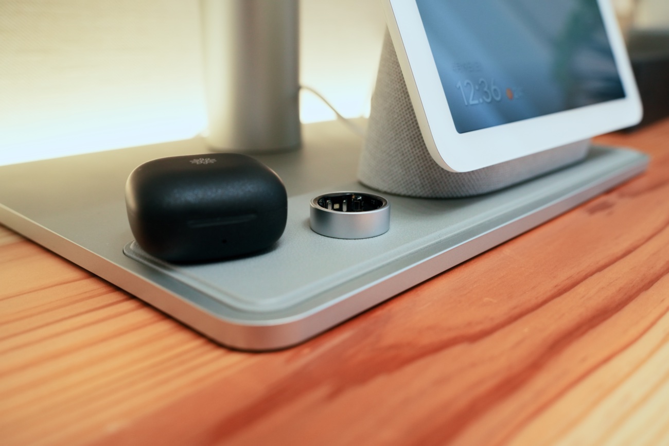 モニター下のクッションパッドと、その上に置かれたスマートリング