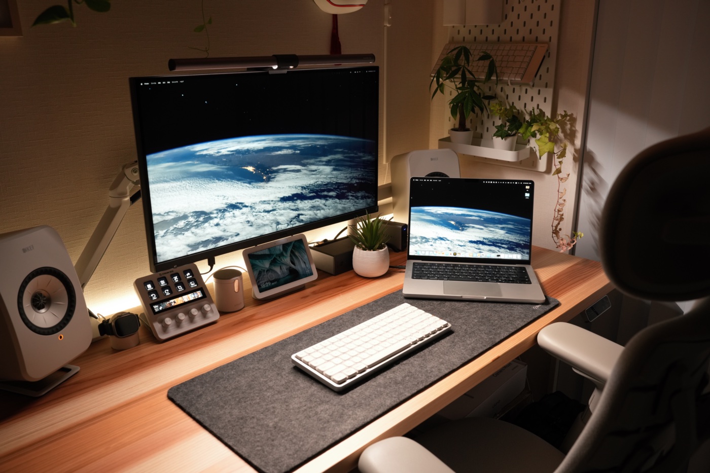 BenQ MA270SとMacBook Proに映る高コントラスト映像