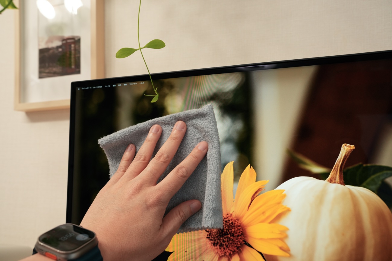 BenQ MA270Sの画面をクロスで拭き取る筆者