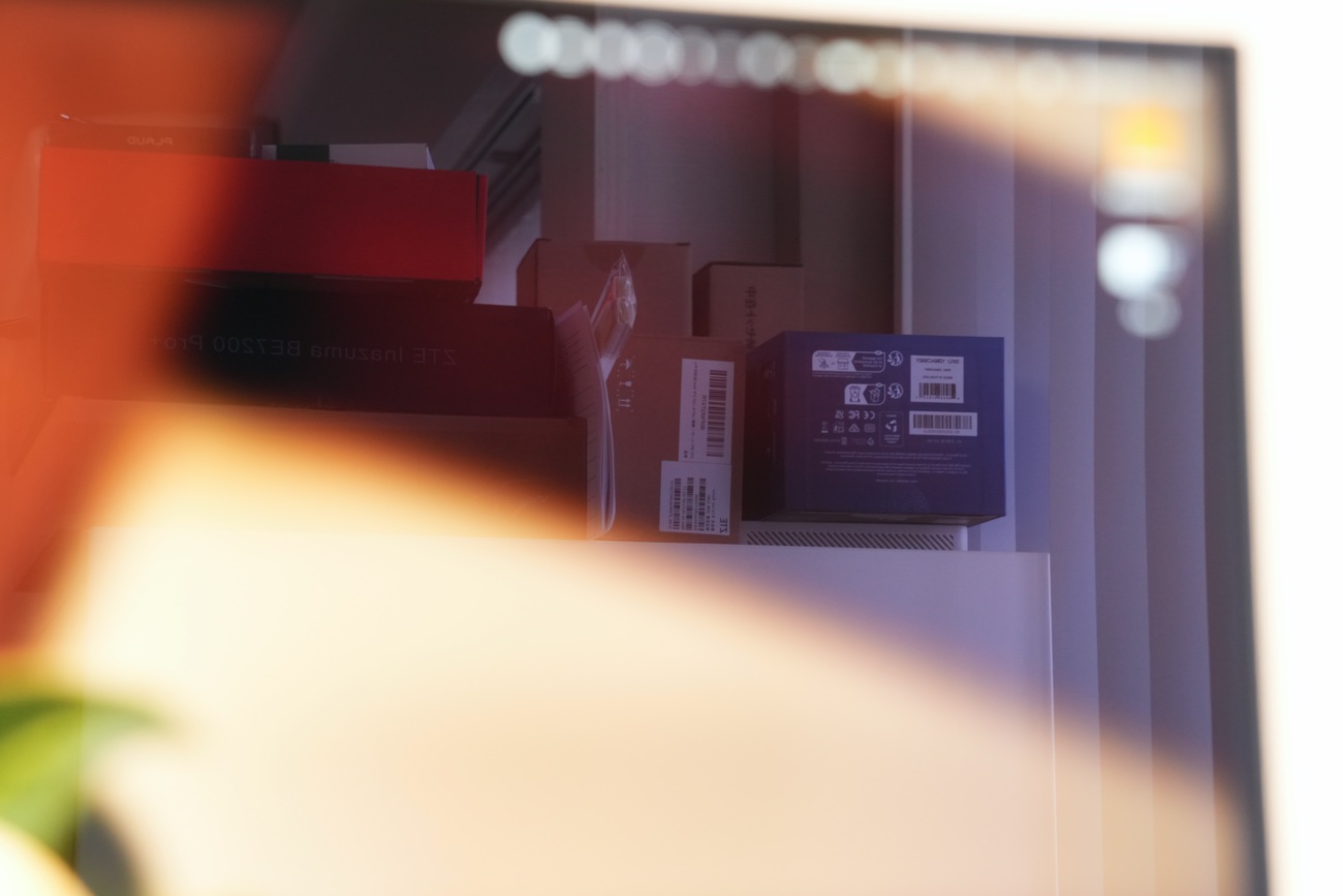 背景が映り込んだBenQ MA270Sの画面