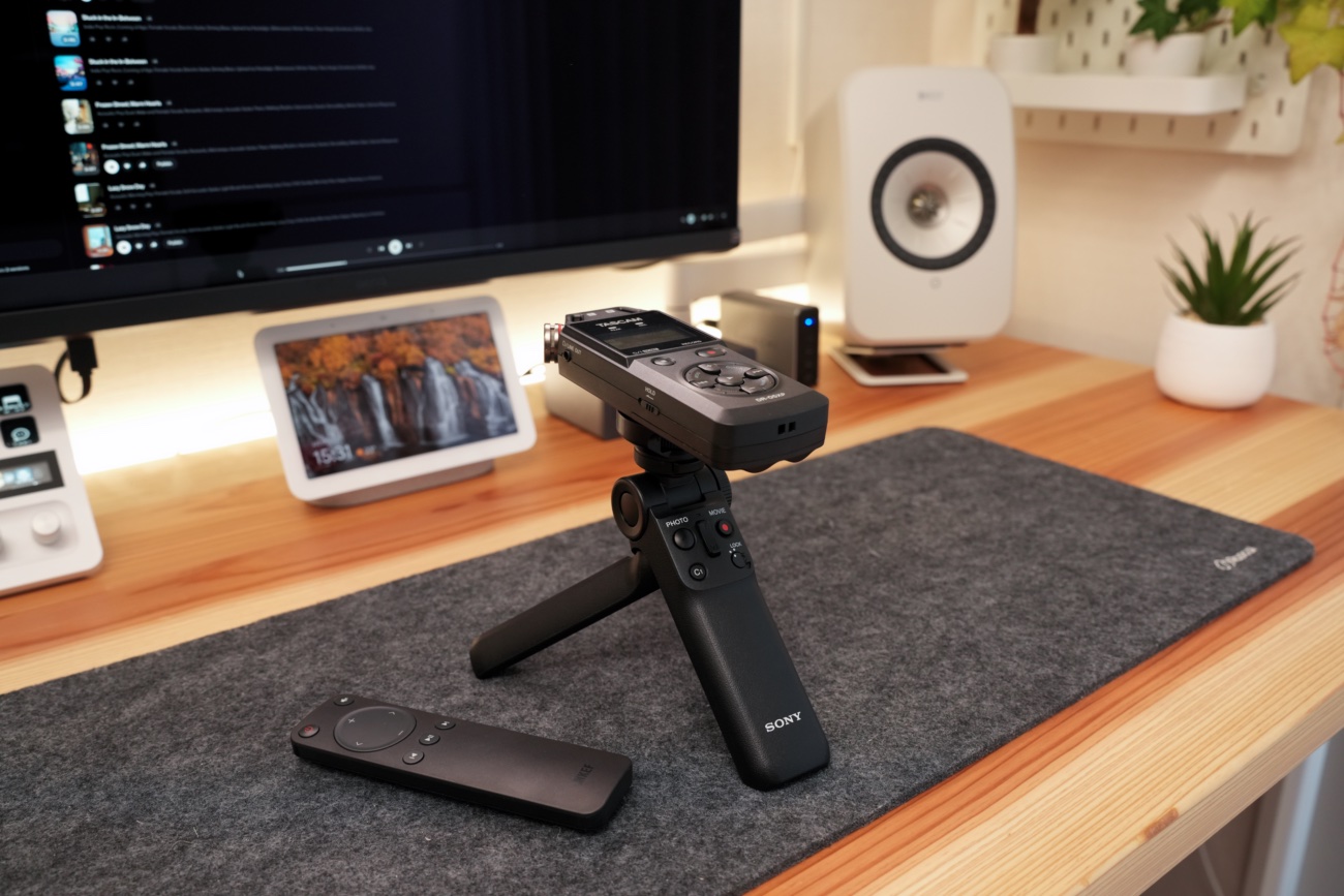 BenQ MA270Sと外部スピーカーの音を収録する様子