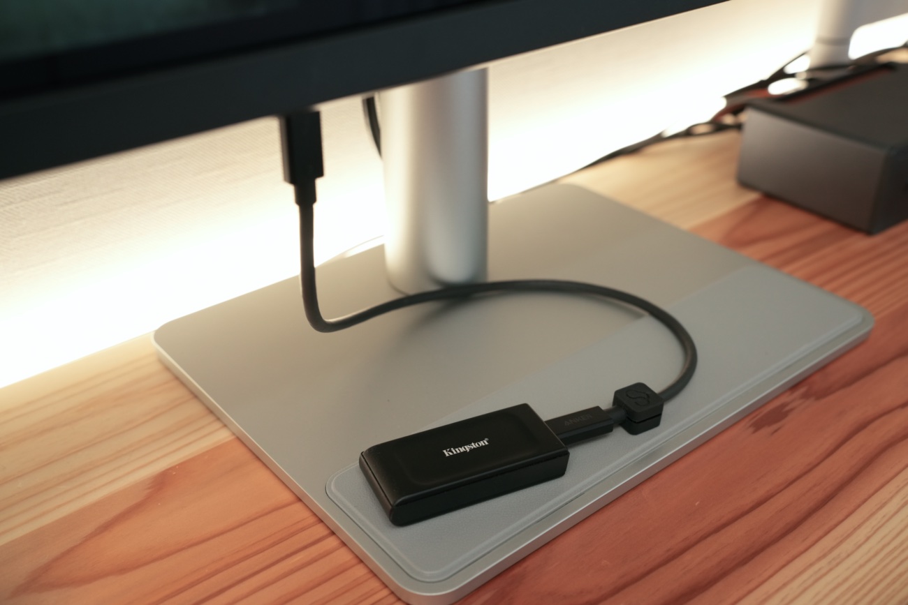 BenQ MA270Sの下部ポートに接続したポータブルSSD