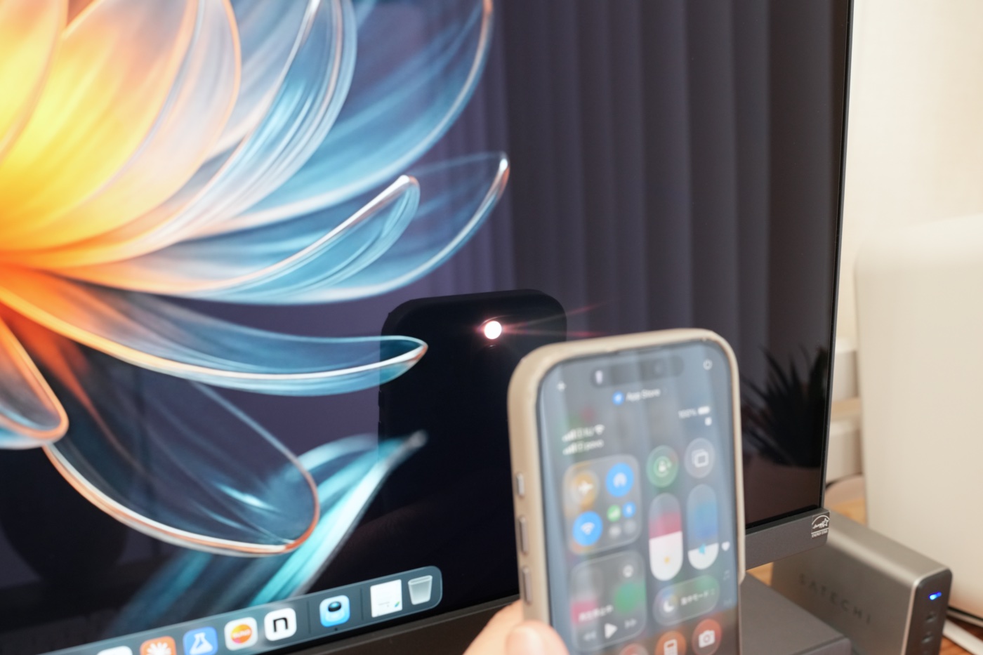 iPhoneのライトで照らしても眩しくないモニター表面