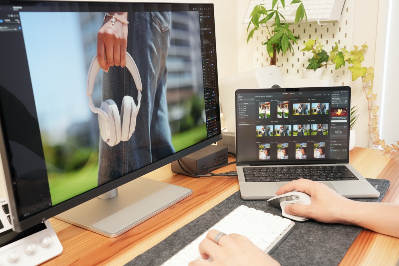 BenQ MA270SとMacBook Proで2画面作業をする筆者