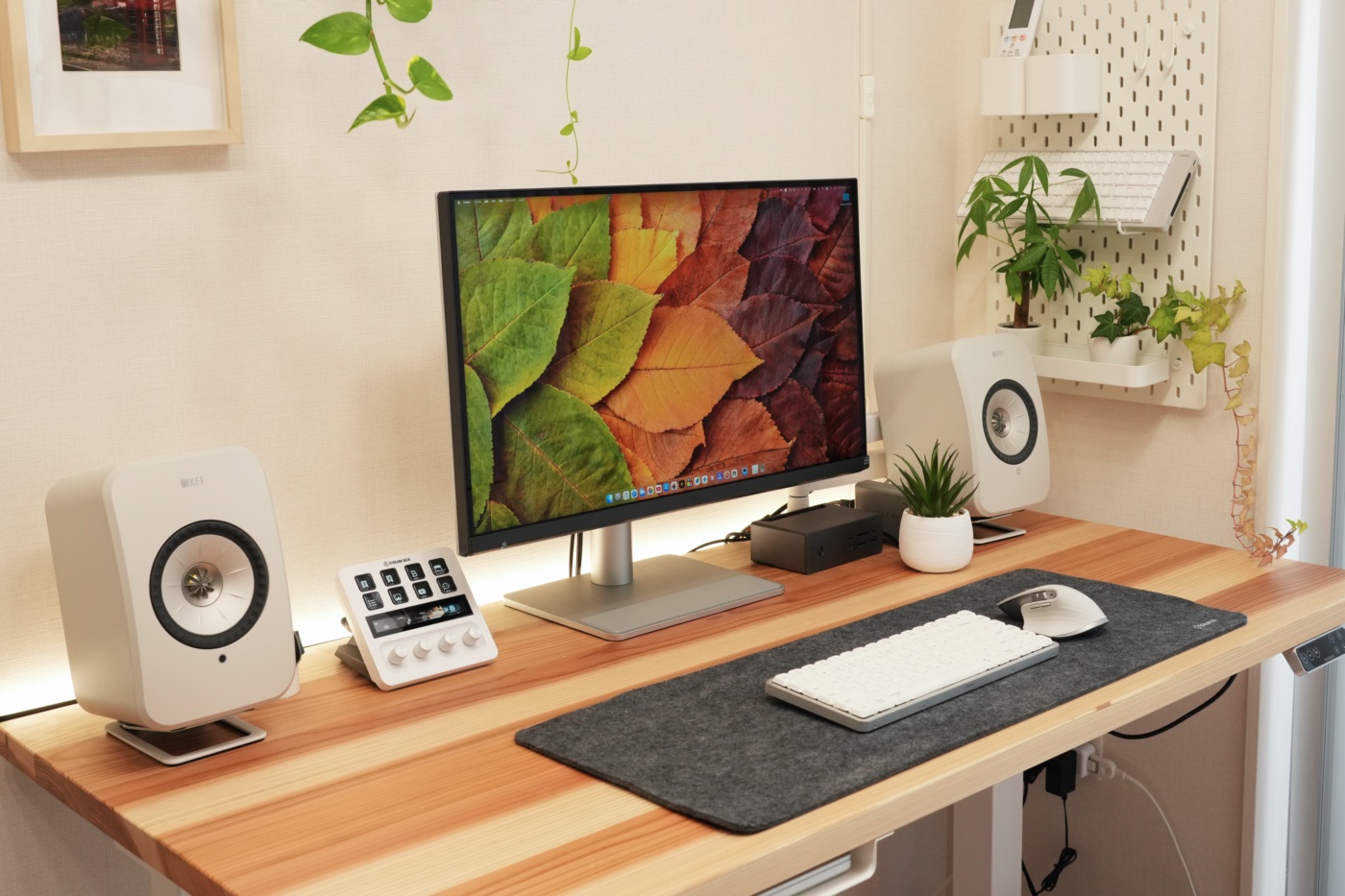 デスクの中心に設置されたBenQ MA270S