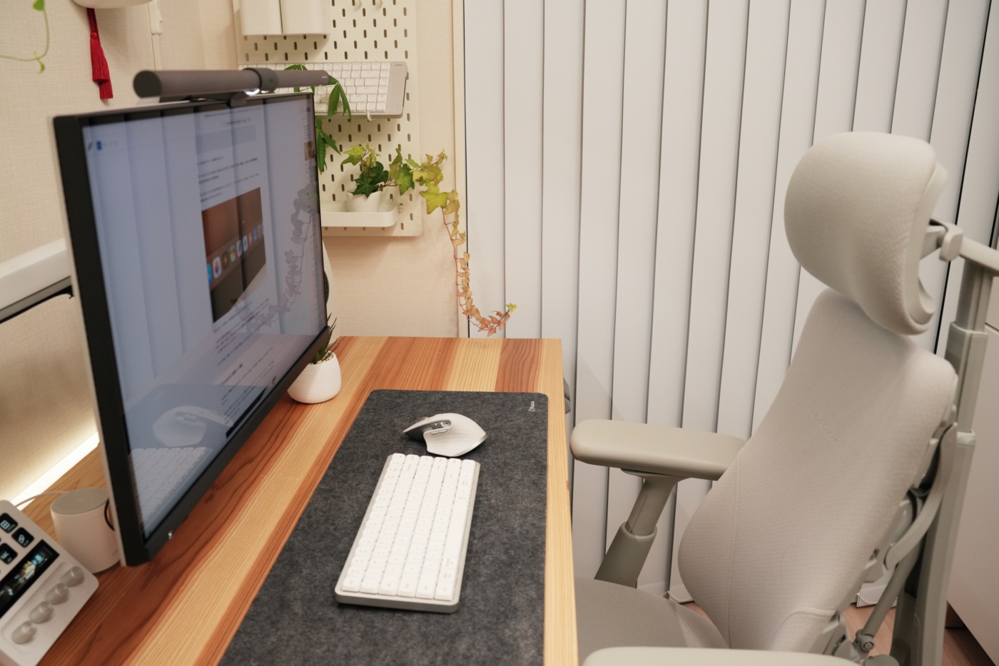 デスクの前方に移動したBenQ MA270S