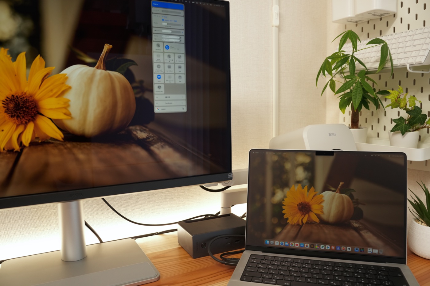 明るさが同期されたBenQ MA270SとMacBook Pro