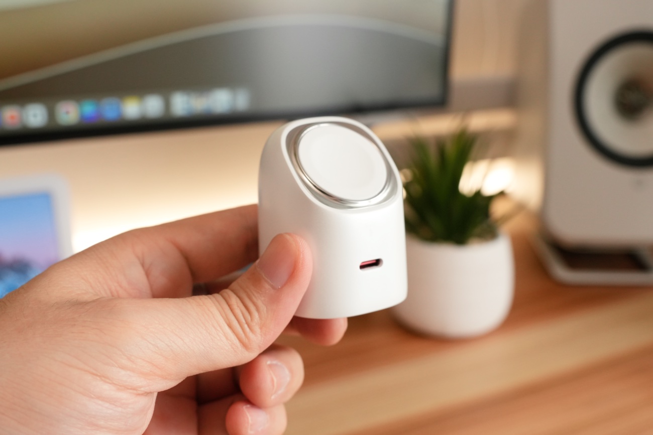 指で摘んだTORRAS FlashEye