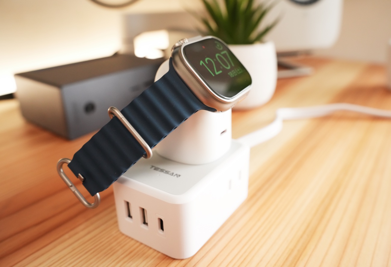 延長コードに直挿ししたTORRAS FlashEyeと、充電中のApple Watch　 Ultra