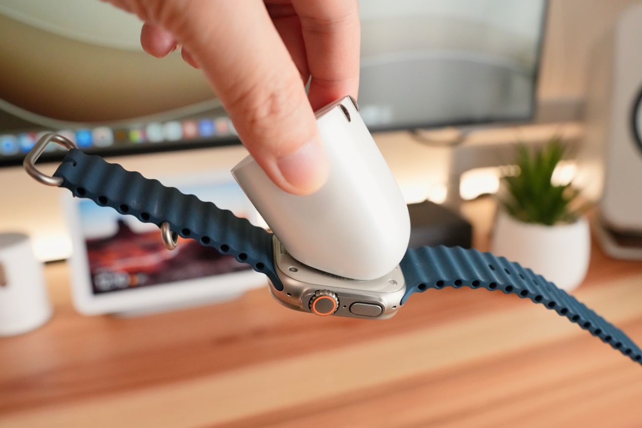 TORRAS FlashEyeのマグネットで、逆さに吊るされたApple Watch Ultra