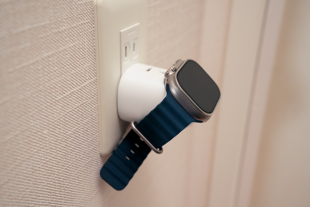 壁のコンセントに挿したTORRAS FlashEye