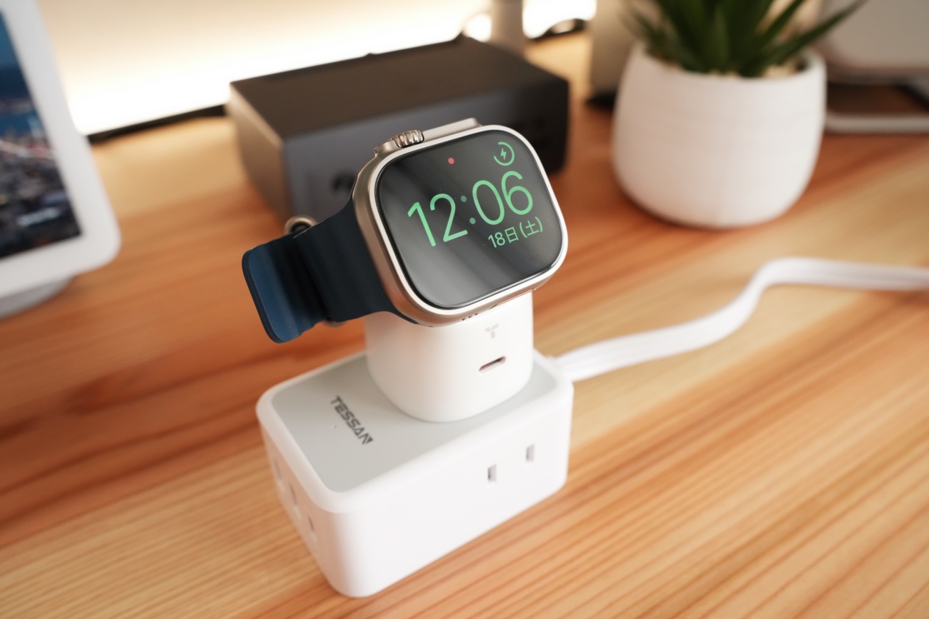 デスクに置いた延長ケーブル挿したTORRAS FlashEye