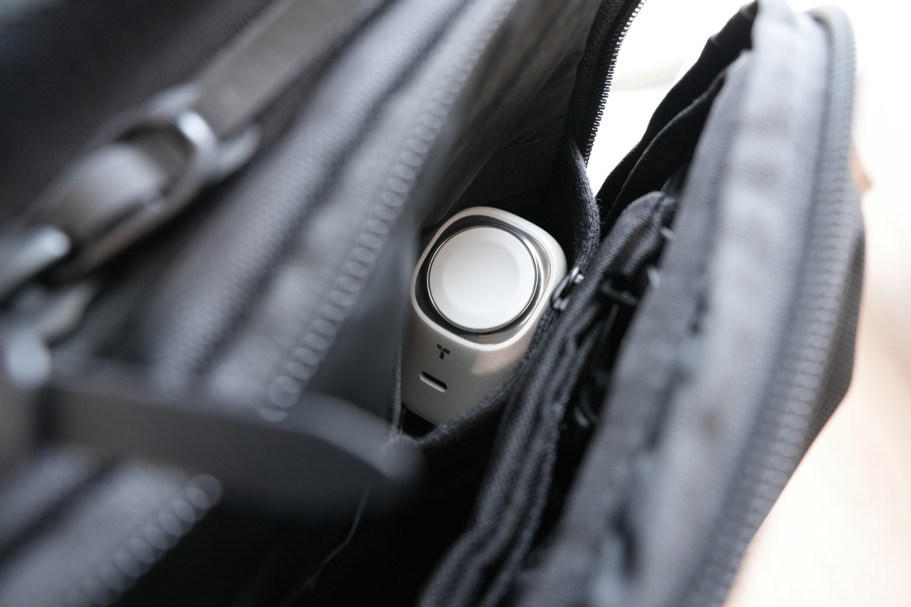 バッグの内ポケットに収まるTORRAS FlashEye