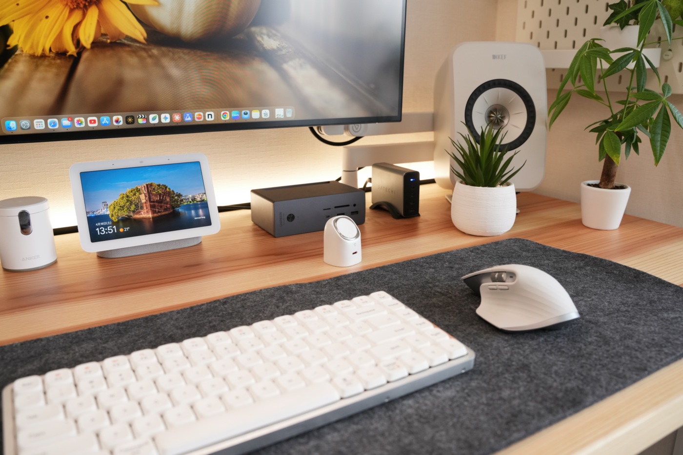 多くのUSBポートが用意されたデスクの様子