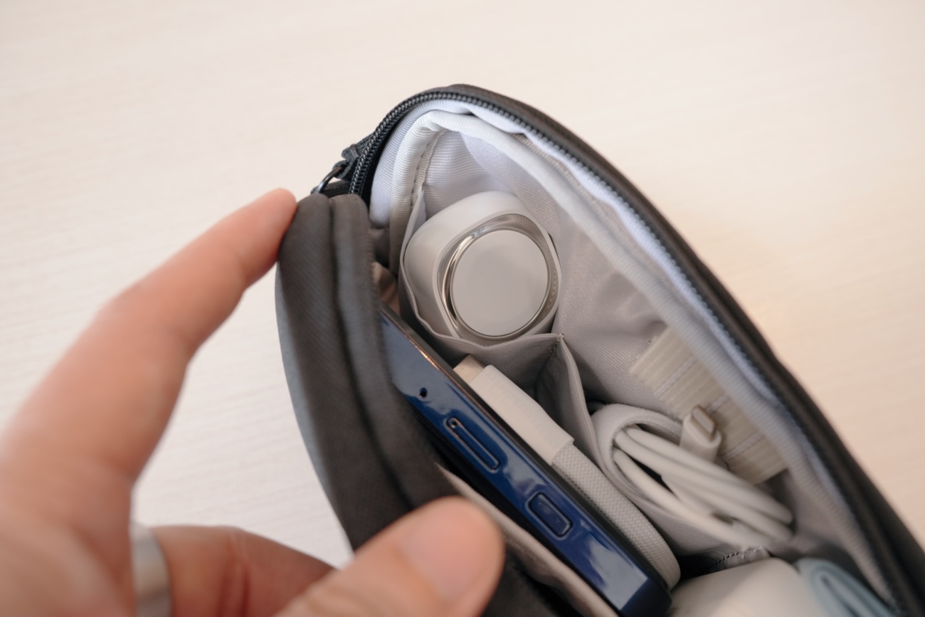 tomtocのガジェットポーチに収納されたTORRAS FlashEye