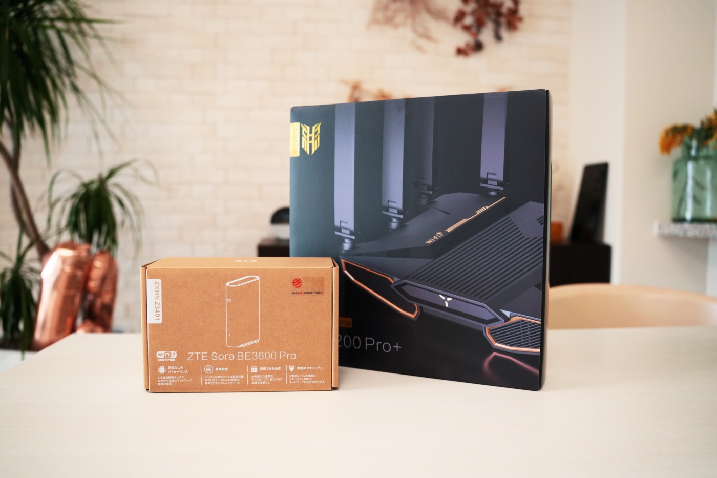 テーブルに並べたZTE「Inazuma BE7200 Pro+」と「Sora BE3600 Pro」のパッケージ