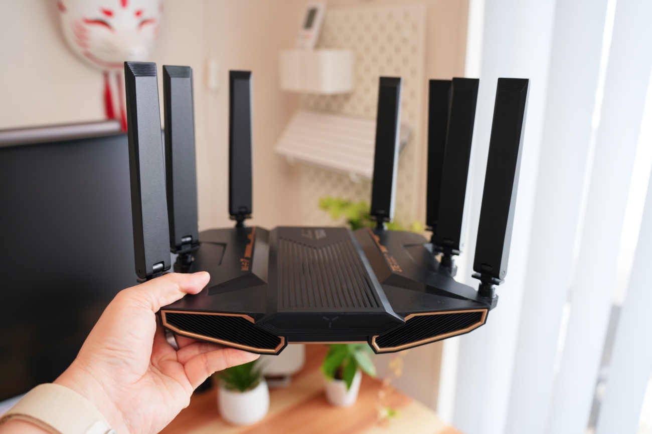 手で掴んだInazuma BE7200 Pro+