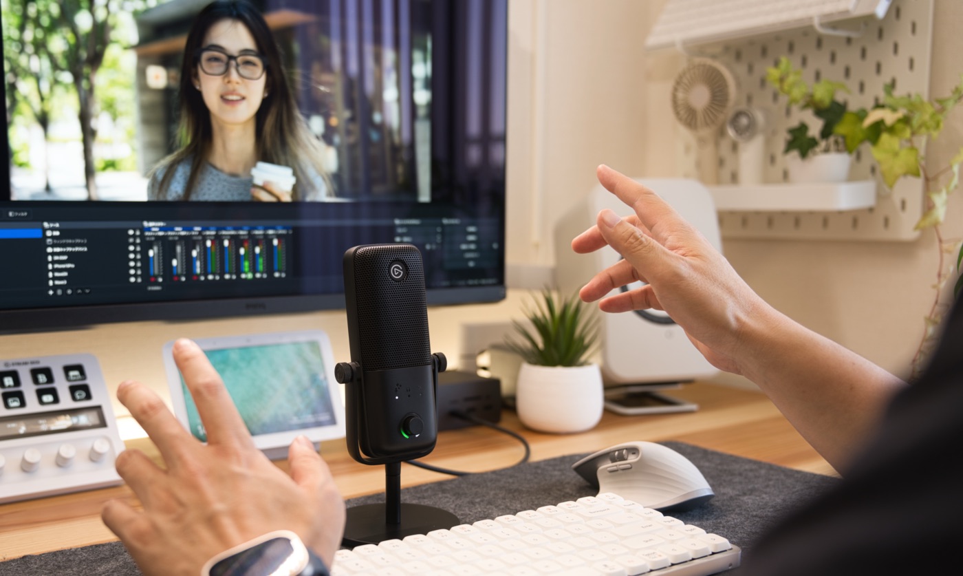 Elgato Wave:3 MK.2で画面に向かって話しかける筆者
