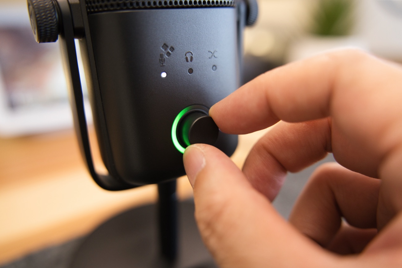 Elgato Wave:3 MK.2のダイヤルと緑色に光るLEDリング