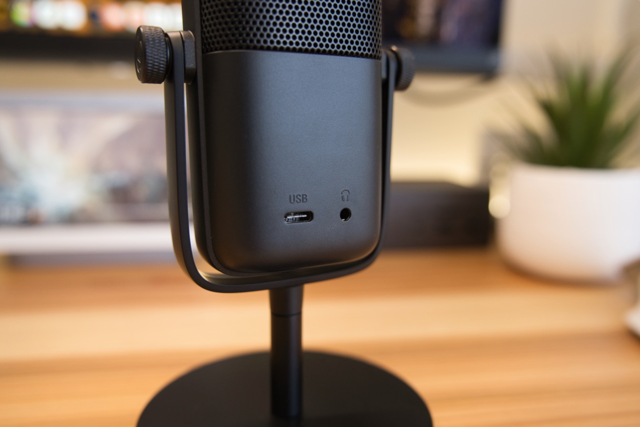 Elgato Wave:3 MK.2本体のUSB-Cポートと、3.5mmオーディオジャック