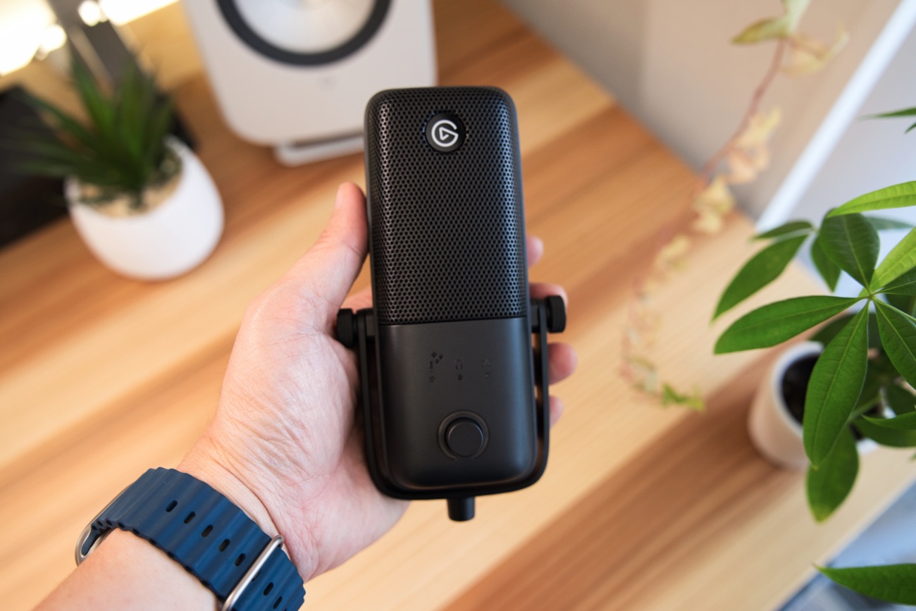 手に持ったElgato Wave:3 MK.2