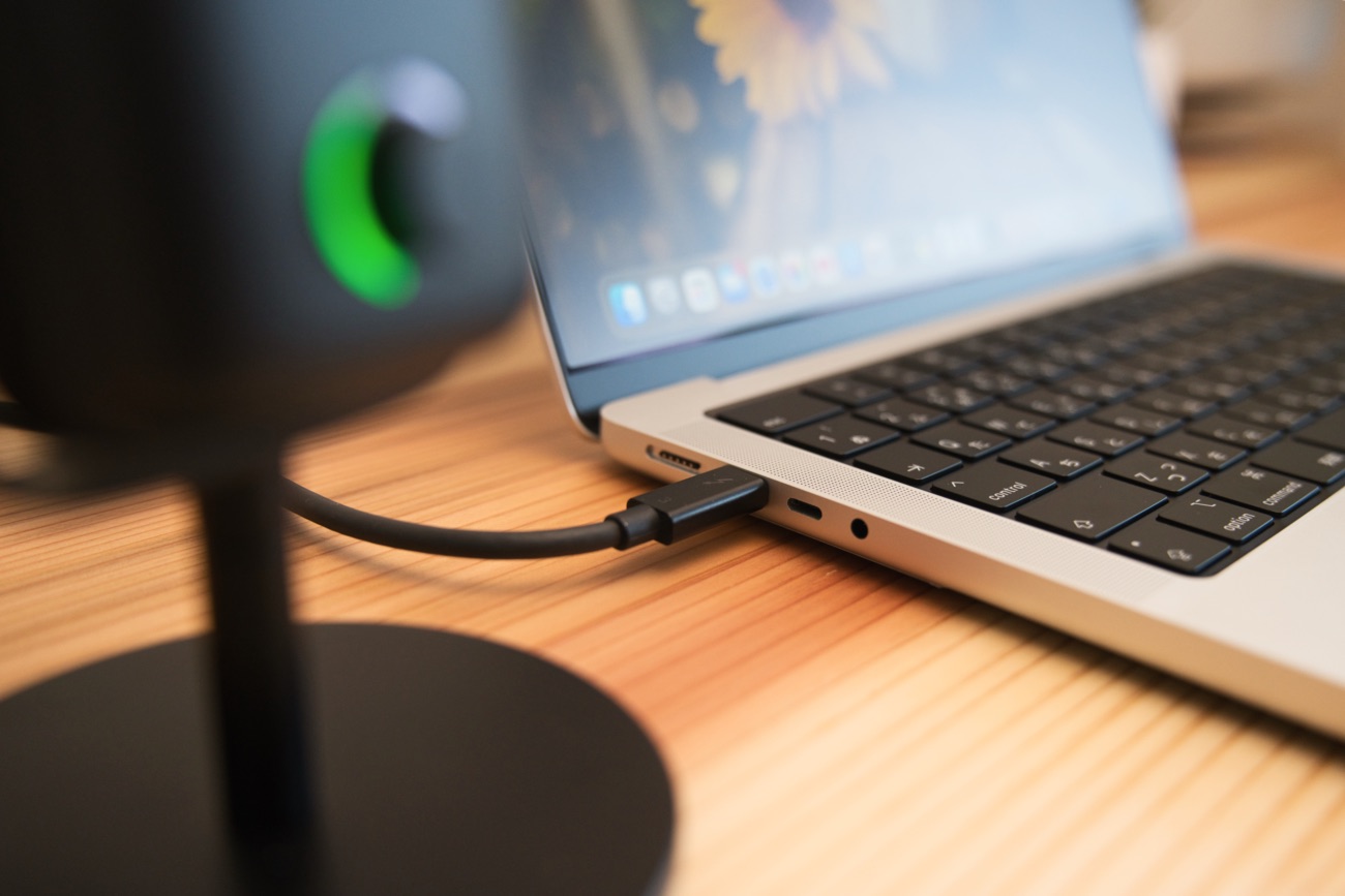 MacBookのUSBポートに接続したElgato Wave:3 MK.2