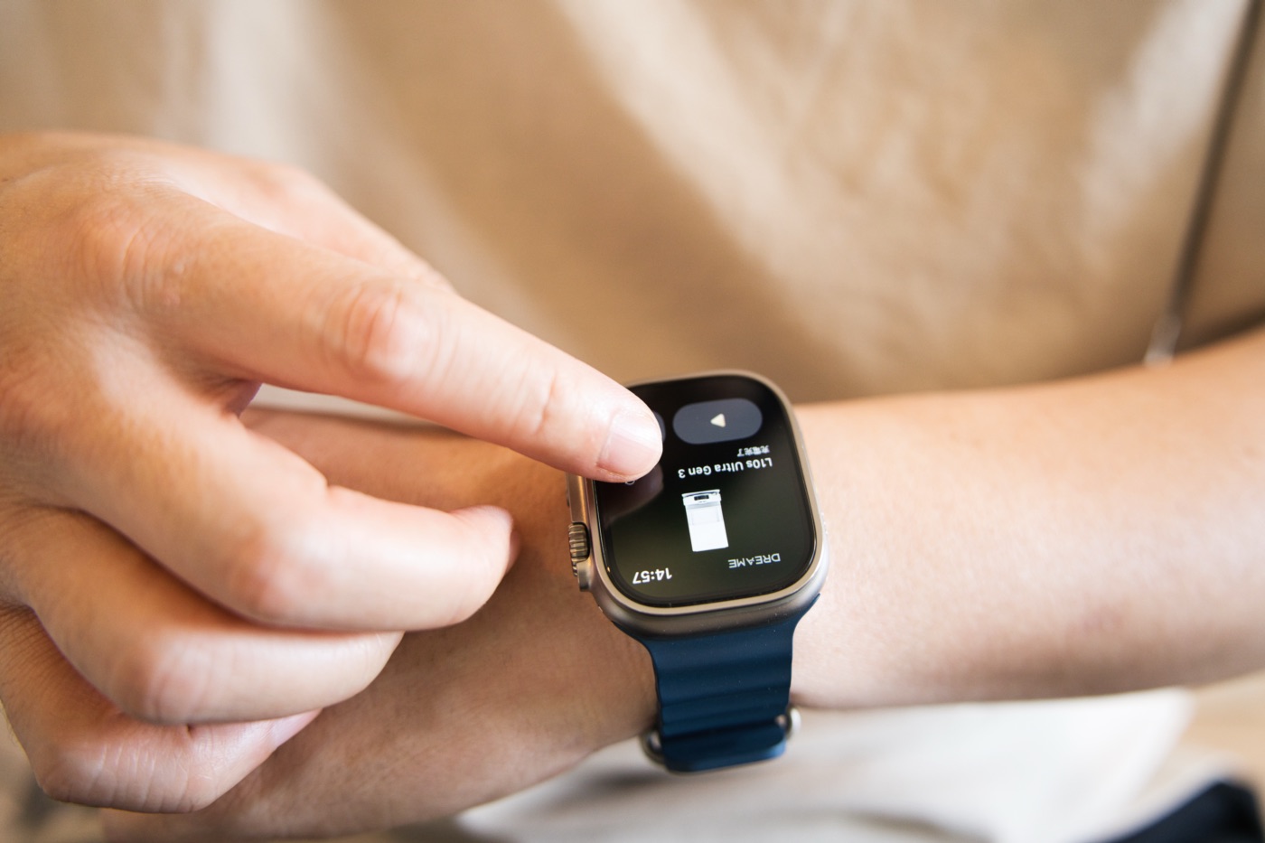 Apple WatchでDreame L10s Ultra Gen 3を操作する様子