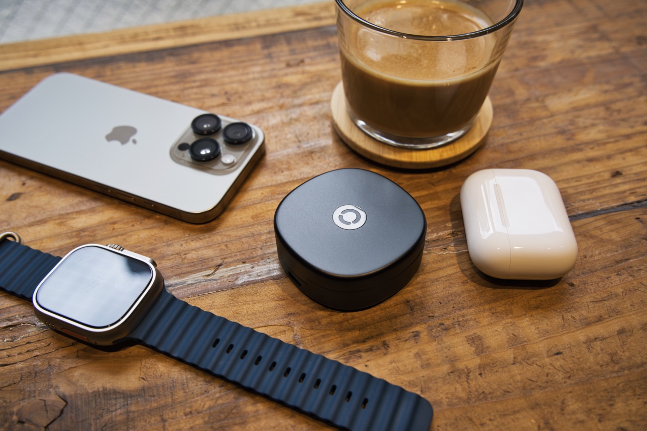 デスクに並べた充電ケースと、AirPods Pro、iPhone16Pro、Apple Watch Ultra