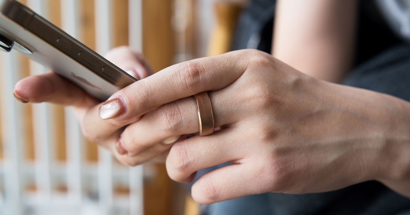 RingConn Gen 3を装着しながらiPhoneを触る女性の手
