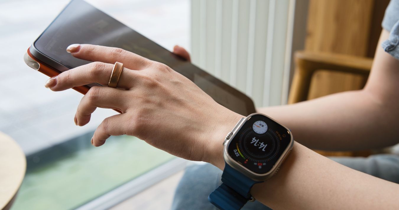 左手に装着したRingConn Gen 3とApple Watch Ultra