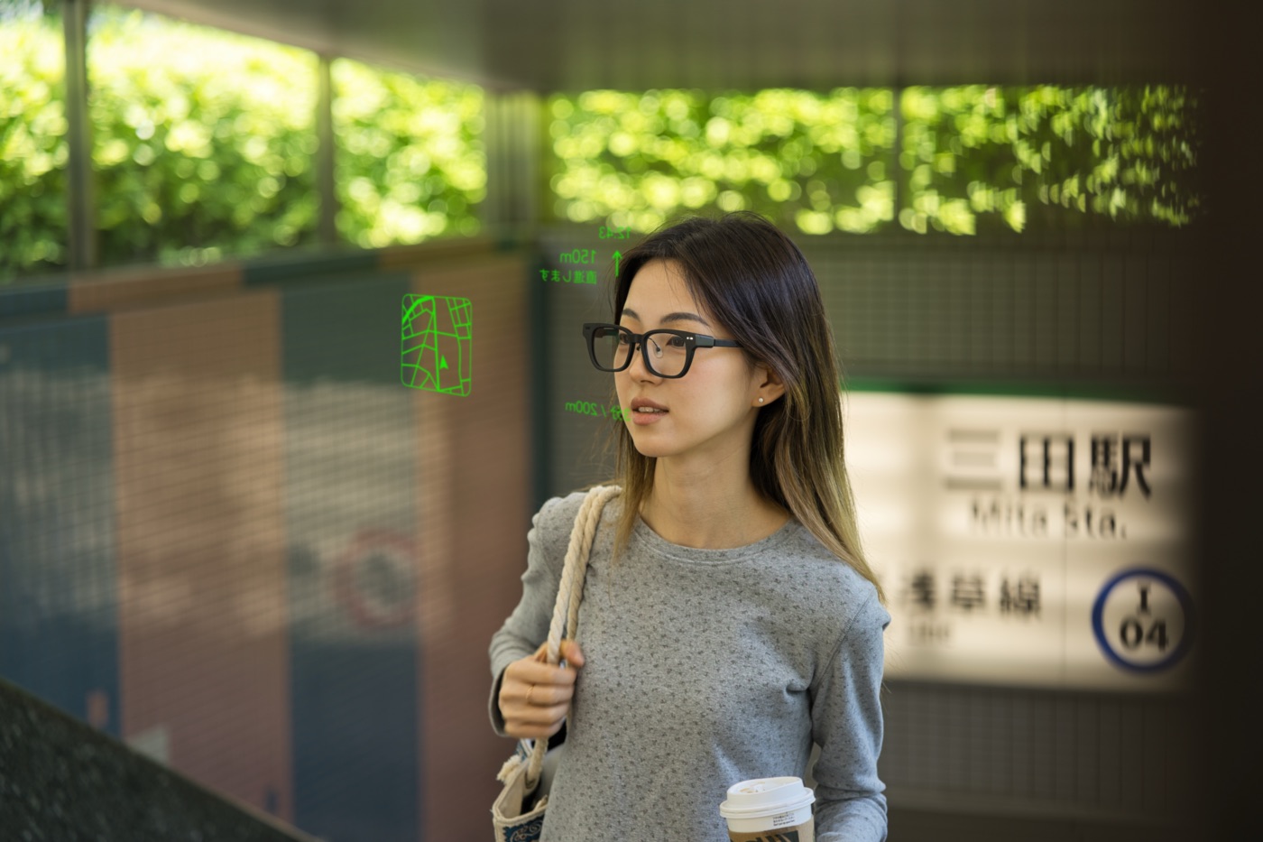 SABERAで表示されたマップを見ながら目的地に向かう女性