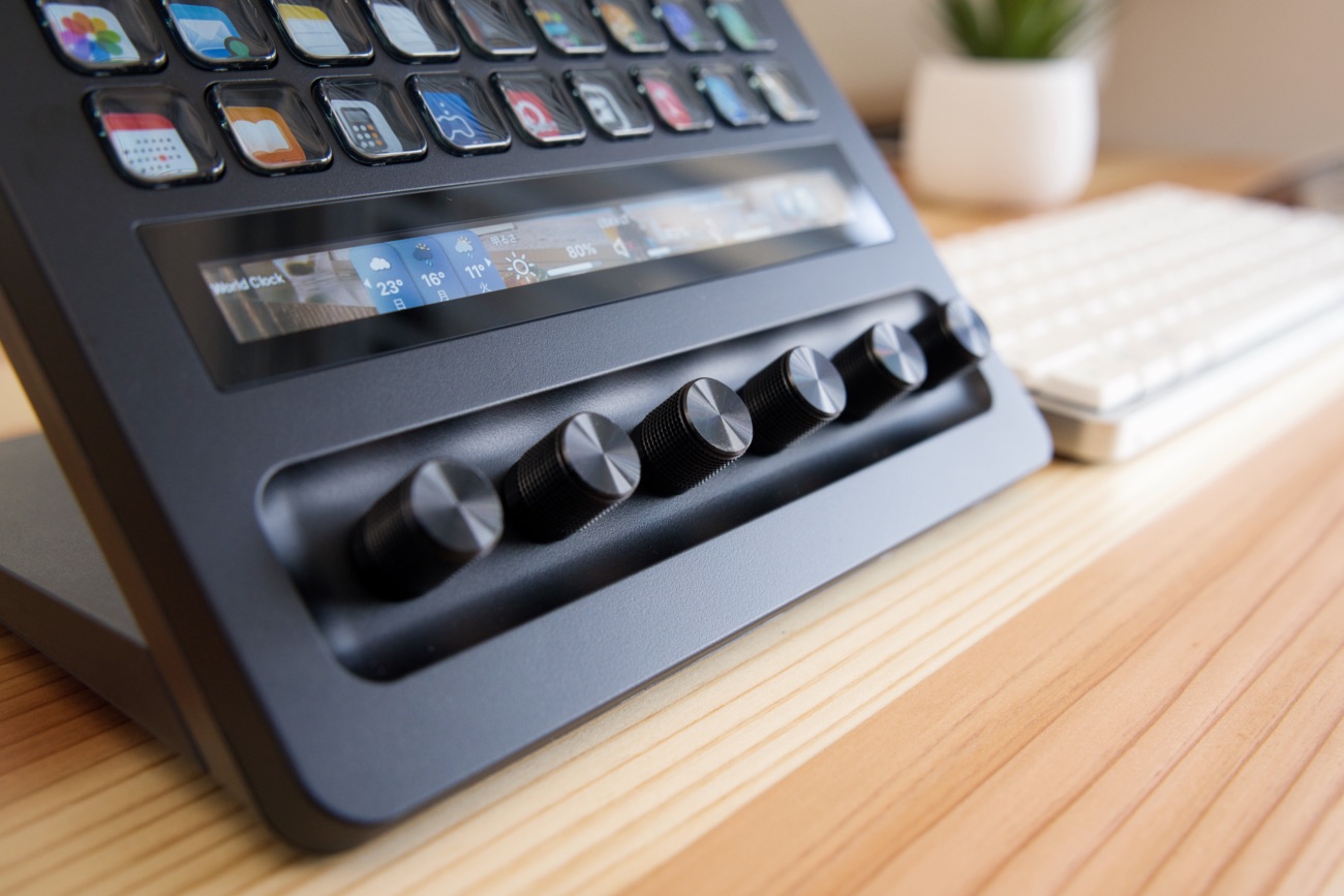6つ等間隔に並んだElgato Stream Deck + XLのダイヤル